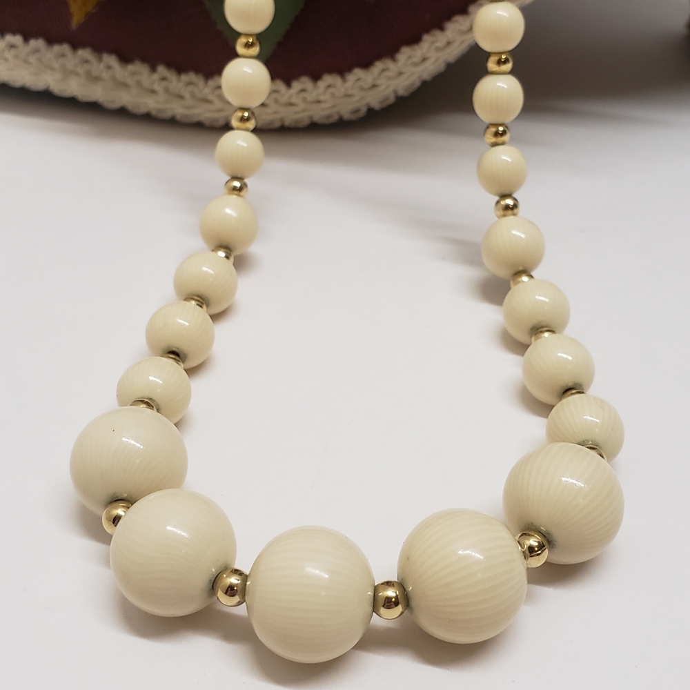 Beautiful Vintage Napier Scriped Bead Necklace